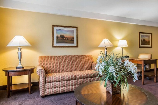 Clarion Hotel & Suites Hamden-New Haven image 20